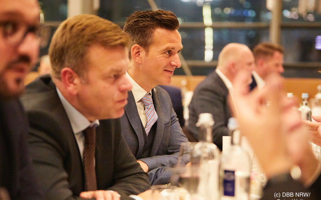 Staatssekretär Matthias Heidmeier und Jürgen Thier im Gespräch