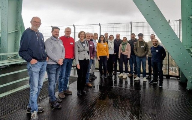 Gruppenbild mit Fachgruppenmitgliedern auf Förderturm