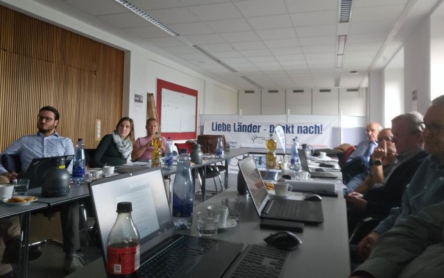 Landesvorstandsmitglieder um einen Tisch versammelt