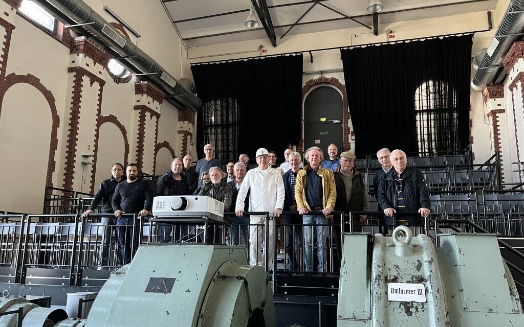 Gruppenfoto im ehemaligen Fördermaschinenhaus