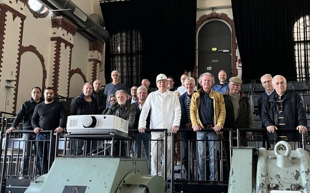Gruppenfoto im ehemaligen Fördermaschinenhaus