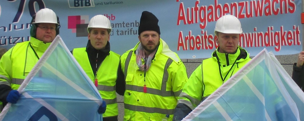 BTB-Mitglieder mit weißen Helmen auf einer Kundgebung